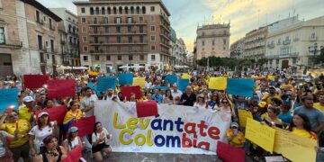 Colombianos en Valencia realizan una vigilia en solidaridad con las víctimas del terremoto en Colombia