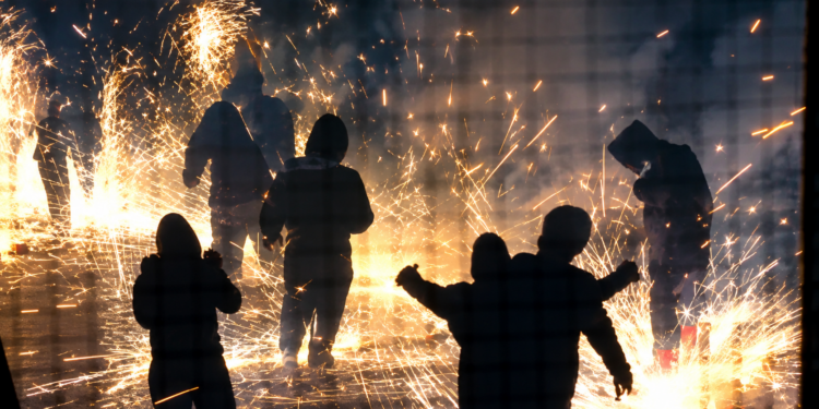 Paterna hace temblar la noche con una Cordà de más de 70.000 cohetes y una tonelada de pólvora 1 Paterna hace temblar la noche con una Corda de mas de 70.000 cohetes y una tonelada de polvora