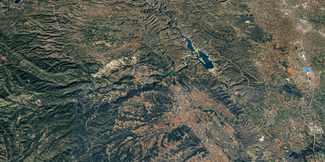 Un incendio forestal moviliza a los servicios de emergencia en Quesa en mitad de una intensa tormenta eléctrica