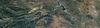 Un incendio forestal moviliza a los servicios de emergencia en Quesa en mitad de una intensa tormenta eléctrica