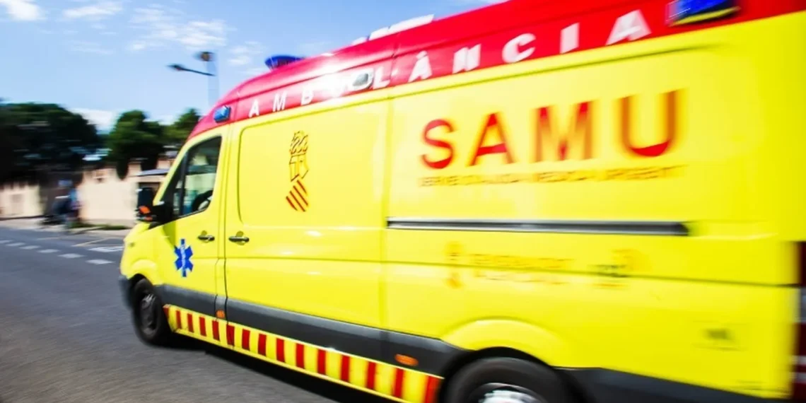 Muere un motorista en un accidente de tráfico en Castell de Castells y un camión incendiado provoca retenciones en la AP-7 1 SAMU