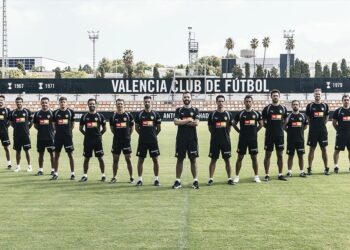 Carlos Corberán refuerza su cuerpo técnico en el Valencia CF con un especialista en balón parado