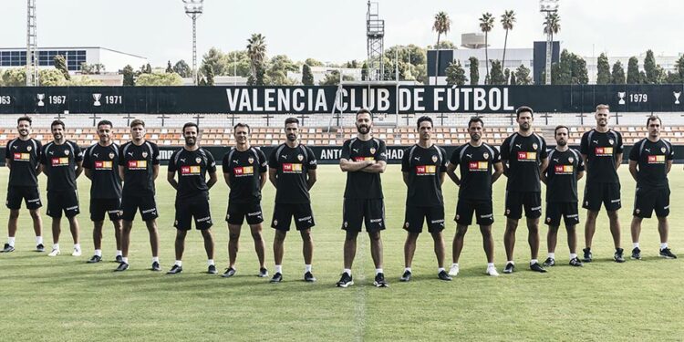 Carlos Corberán refuerza su cuerpo técnico en el Valencia CF con un especialista en balón parado