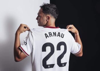 Arnau Martínez ficha por el Valencia CF hasta 2031 y refuerza la defensa de Corberán 4 VCF 26082026