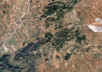Los bomberos movilizan medios terrestres y aéreos ante un incendio de vegetación en La Vall d'Alba