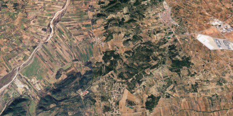 Los bomberos movilizan medios terrestres y aéreos ante un incendio de vegetación en La Vall d'Alba 1 Los bomberos movilizan medios terrestres y aéreos ante un incendio de vegetación en La Vall d'Alba