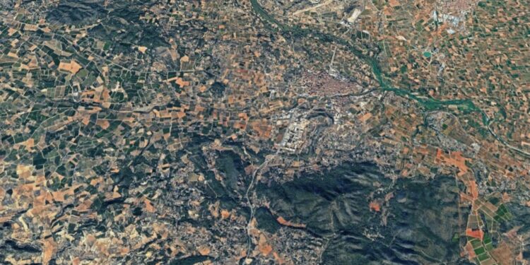 Un incendio forestal moviliza a los servicios de emergencia en una zona de pinos de Vilamarchant