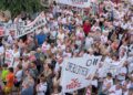 Más de un millar de personas se concentran en Zarra contra la instalación de un macrovertedero