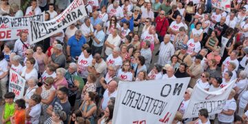 Más de un millar de personas se concentran en Zarra contra la instalación de un macrovertedero