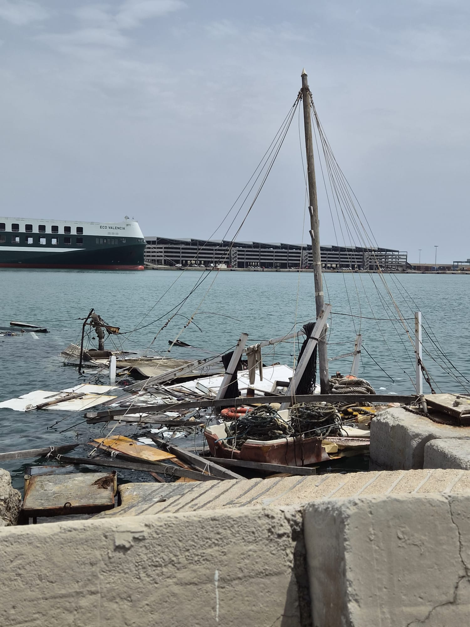 Un buque de Grimaldi destroza dos históricas bateas clochineras en el puerto de Valencia 3 WhatsApp Image 2026 08 05 at 10.38.22