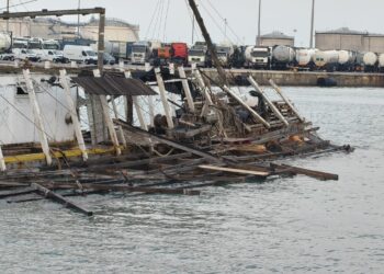 Un buque de Grimaldi destroza dos históricas bateas clochineras en el puerto de Valencia