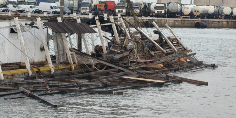 Un buque de Grimaldi destroza dos históricas bateas clochineras en el puerto de Valencia 1 Un buque de Grimaldi destroza dos históricas bateas clochineras en el puerto de Valencia