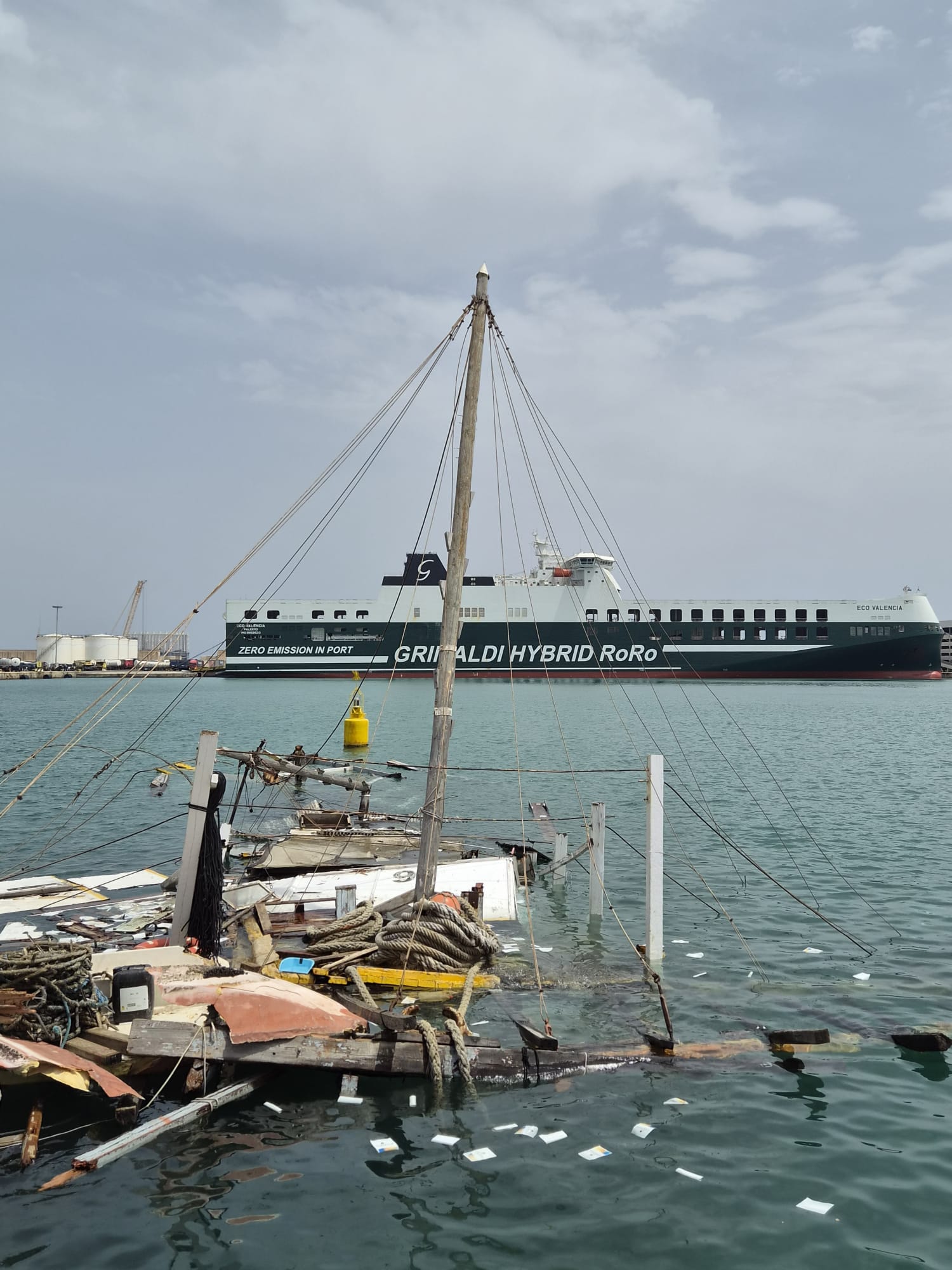 Un buque de Grimaldi destroza dos históricas bateas clochineras en el puerto de Valencia 2 WhatsApp Image 2026 08 05 at 10.39.11