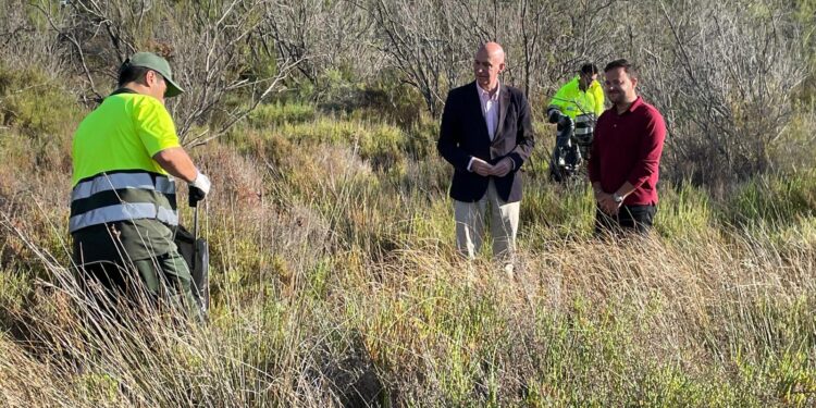 La Devesa se blinda este verano: retiran cerca de 15.000 litros de basura en tan solo un mes 1 La Devesa se blinda este verano: retiran cerca de 15.000 litros de basura en tan solo un mes