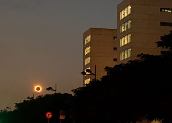 Un crepúsculo histórico en la Comunitat Valenciana: el eclipse solar total abruma a miles de personas