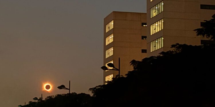 Un crepúsculo histórico en la Comunitat Valenciana: el eclipse solar total abruma a miles de personas