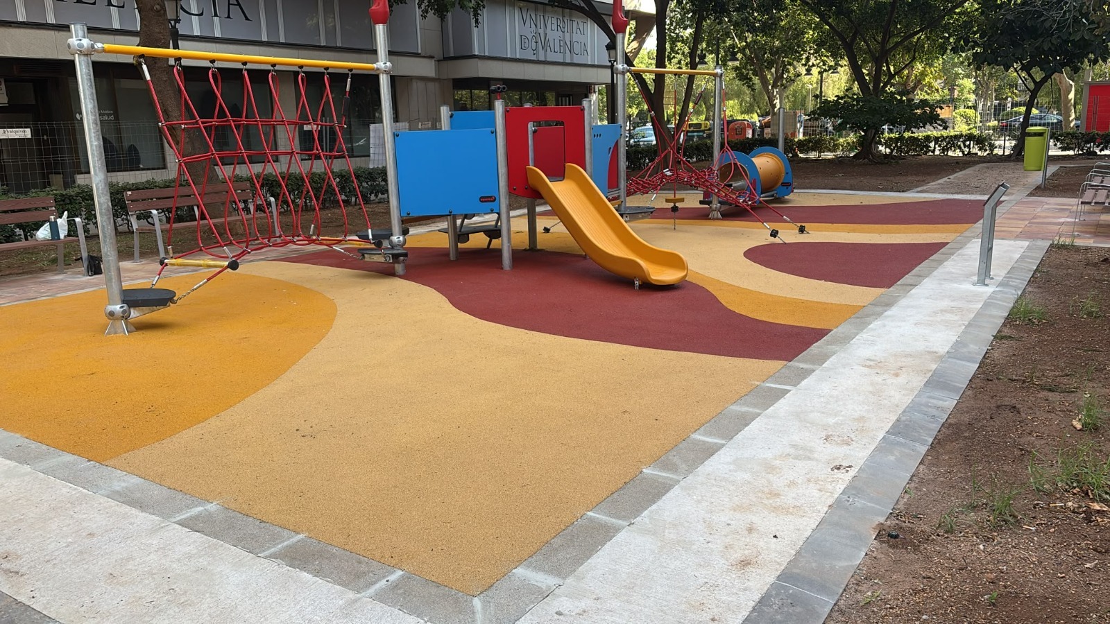 Finaliza la instalación de un nuevo parque infantil en la plaza de la Legión Española de Valencia 2 WhatsApp Image 2026 08 17 at 09.45.50