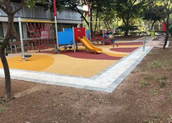 Finaliza la instalación de un nuevo parque infantil en la plaza de la Legión Española de Valencia