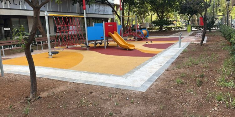 Finaliza la instalación de un nuevo parque infantil en la plaza de la Legión Española de Valencia 1 Finaliza la instalación de un nuevo parque infantil en la plaza de la Legión Española de Valencia