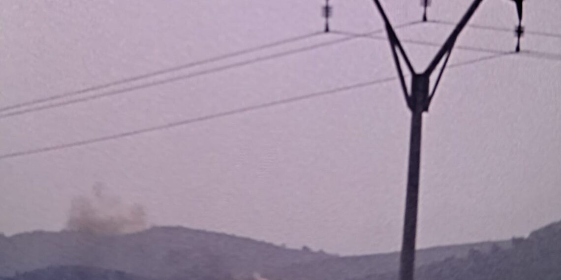 Un rayo desata un incendio forestal en Tavernes de la Valldigna, extinguido rápidamente gracias a la lluvia