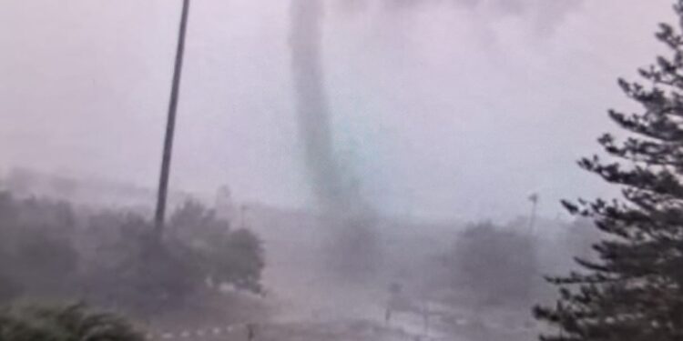 Tuba o amago de tornado en Algemesí esta tarde con la virulenta tormenta 1 Tuba o amago de tornado en Algemesí esta tarde con la virulenta tormenta