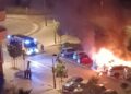 Un virulento incendio destruye varios vehículos de madrugada en el barrio de Turia Nova