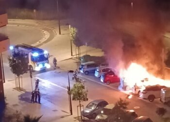 Un virulento incendio destruye varios vehículos de madrugada en el barrio de Turia Nova