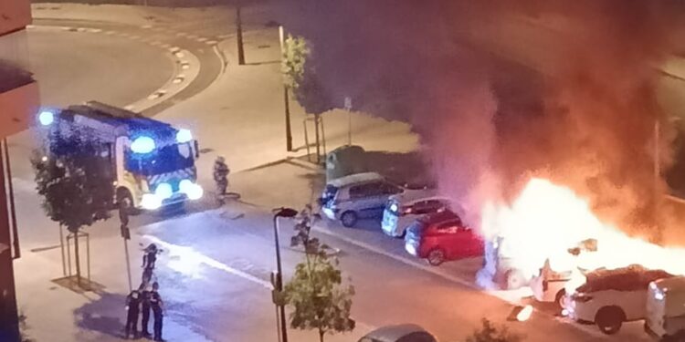 Un virulento incendio destruye varios vehículos de madrugada en el barrio de Turia Nova