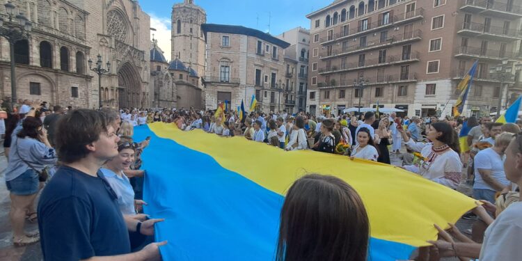 Valencia se viste de girasoles y vyshyvankas para celebrar el Día de la Independencia de Ucrania 1 Valencia se viste de girasoles y vyshyvankas para celebrar el Día de la Independencia de Ucrania