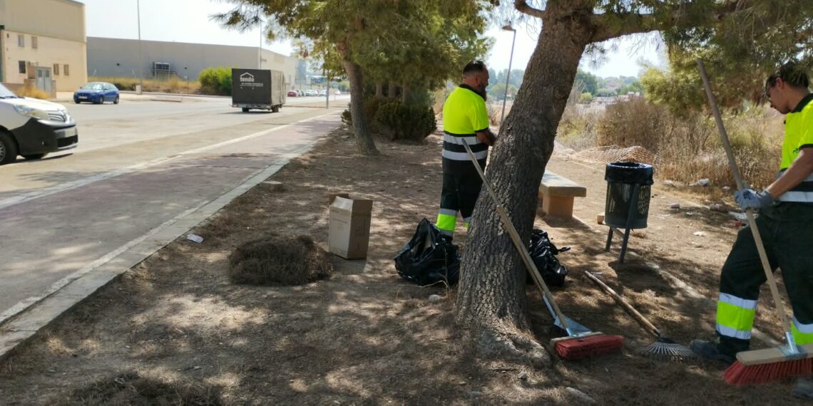 A fondo y calle a calle: Torrent pone a punto la limpieza de sus polígonos industriales este verano