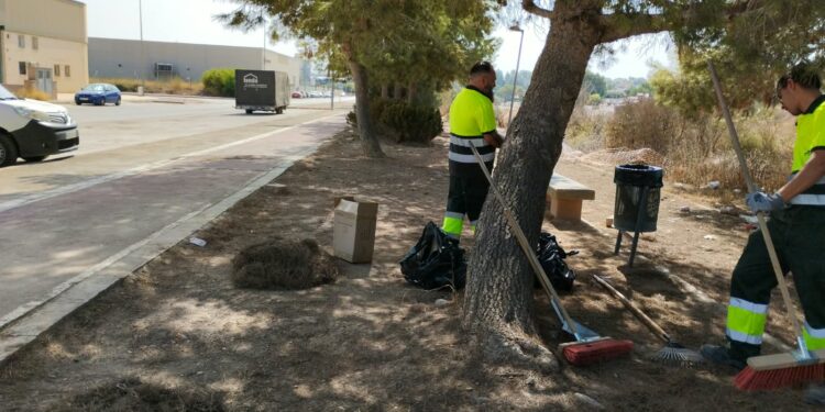 A fondo y calle a calle: Torrent pone a punto la limpieza de sus polígonos industriales este verano