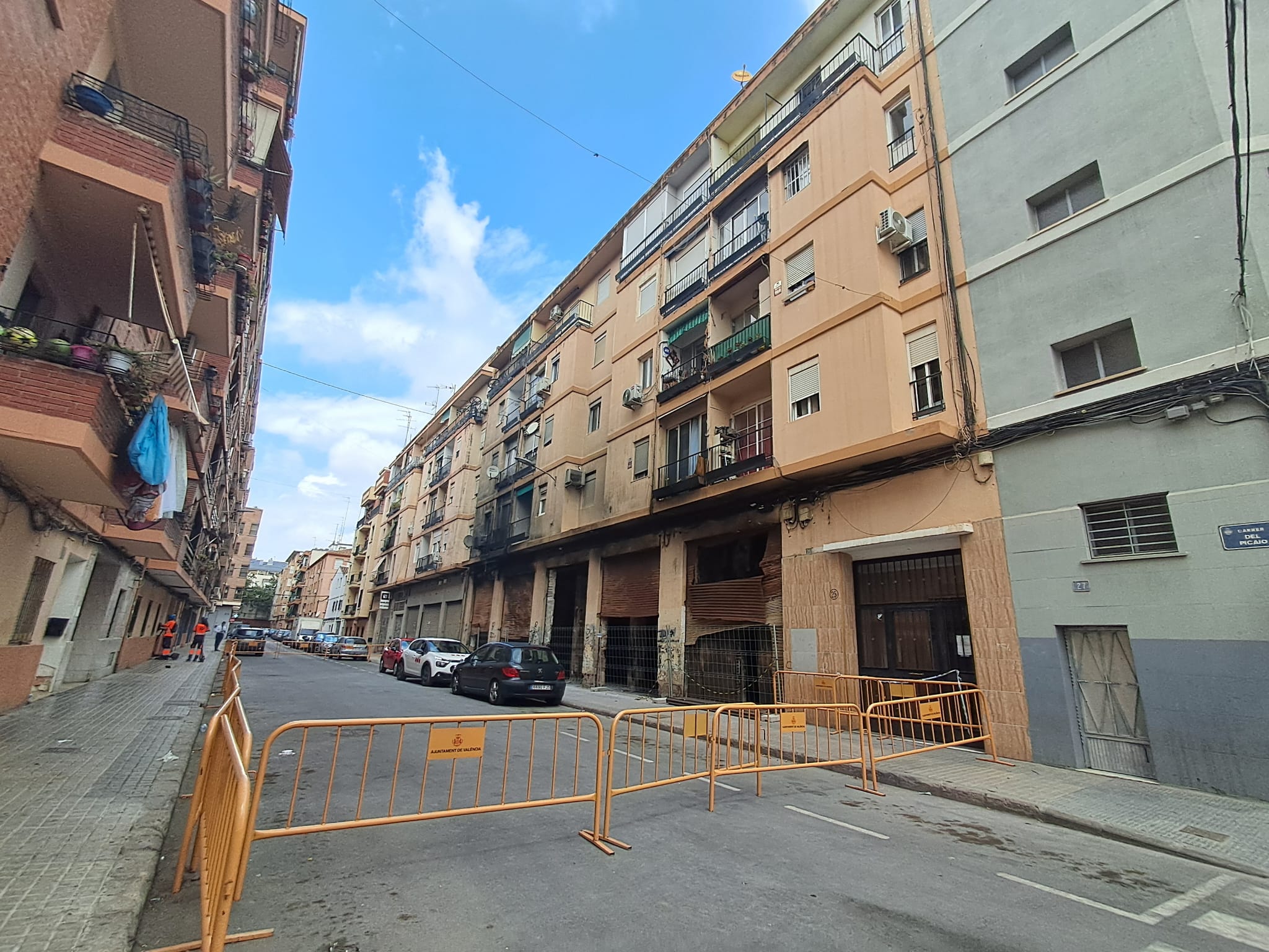 Cincuenta días después del incendio en Benicalap, la calle Picayo sigue cortada y con el edificio calcinado 2 WhatsApp Image 2026 08 25 at 20.27.46