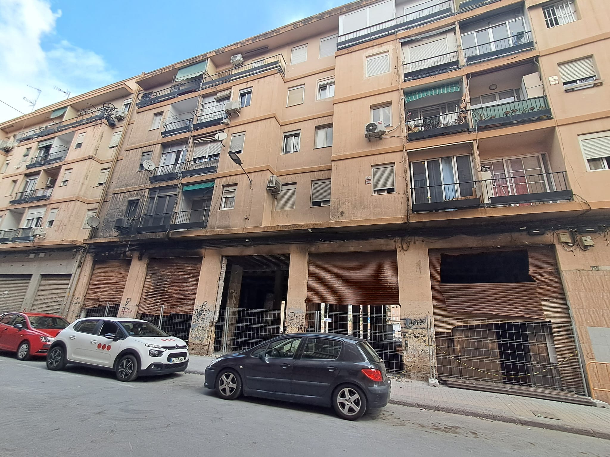 Cincuenta días después del incendio en Benicalap, la calle Picayo sigue cortada y con el edificio calcinado 3 WhatsApp Image 2026 08 25 at 20.27.47