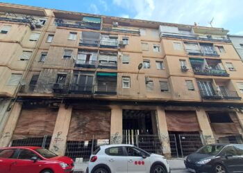 Cincuenta días después del incendio en Benicalap, la calle Picayo sigue cortada y con el edificio calcinado 14 Cincuenta días después del incendio en Benicalap, la calle Picayo sigue cortada y con el edificio calcinado