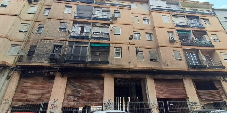 Cincuenta días después del incendio en Benicalap, la calle Picayo sigue cortada y con el edificio calcinado