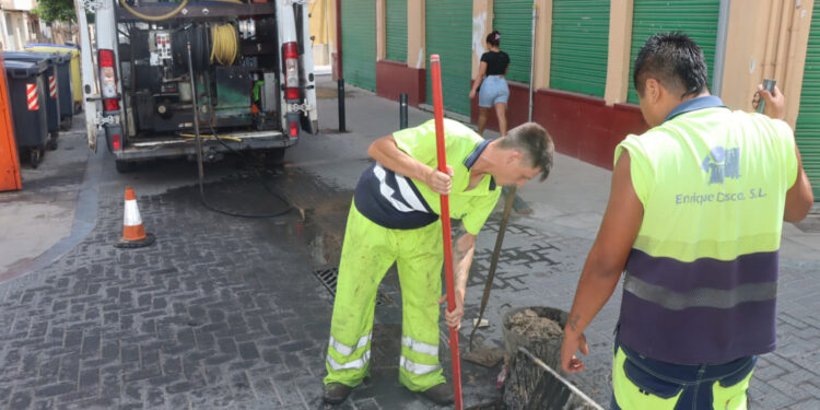 Torrent intensifica la limpieza de imbornales y la red de alcantarillado ante la llegada de la temporada de lluvias 1 Torrent intensifica la limpieza de imbornales y la red de alcantarillado ante la llegada de la temporada de lluvias
