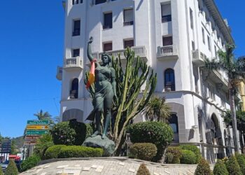 Ceuta al límite: la escalada de tensión se cobra varios heridos entre las fuerzas de seguridad