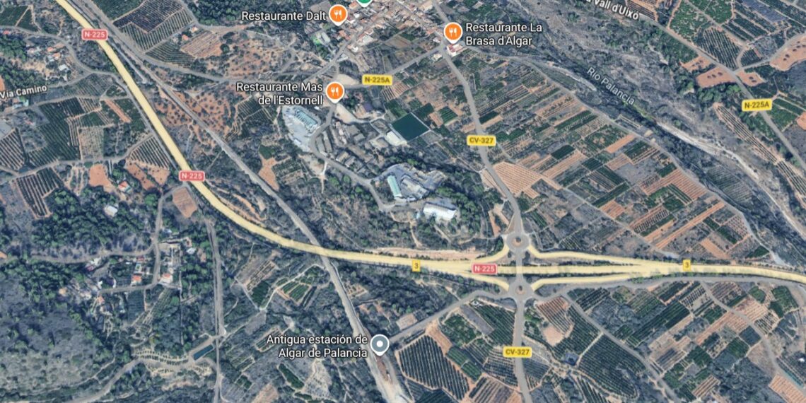 Un incendio en una empresa de palets en Algar de Palància moviliza a bomberos de Valencia y Castellón por riesgo forestal 1 Un incendio en una empresa de palets en Algar de Palància moviliza a bomberos de Valencia y Castellón por riesgo forestal