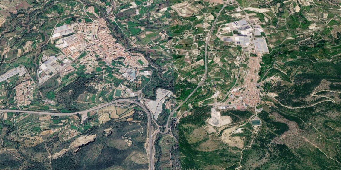 Un incendio forestal en el margen de un barranco moviliza un amplio despliegue de medios aéreos y terrestres entre Albaida y Atzeneta d'Albaida 1 Un incendio forestal en el margen de un barranco moviliza un amplio despliegue de medios aéreos y terrestres entre Albaida y Atzeneta d'Albaida