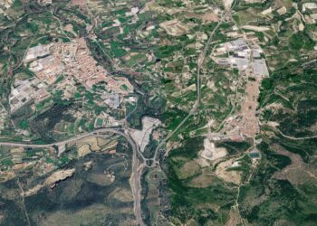 Un incendio forestal en el margen de un barranco moviliza un amplio despliegue de medios aéreos y terrestres entre Albaida y Atzeneta d'Albaida