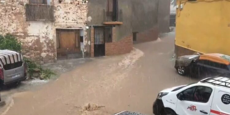 Rescatan ilesas a 6 personas atrapadas en una furgoneta tras un desprendimiento en Bejís 1 Rescatan ilesas a 6 personas atrapadas en una furgoneta tras un desprendimiento en Bejís