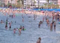 Una turista fallece y su pareja resulta herida tras romperse el amarre de un paracaídas náutico en Benidorm
