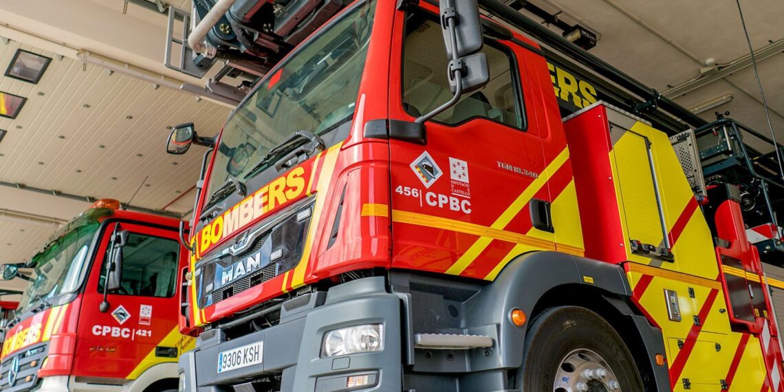 Un rayo de la tormenta provoca un incendio forestal en Ludiente y un incendio de un aerogenerador en Pina del Montalgrao