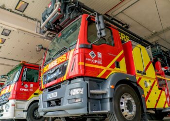 Un rayo de la tormenta provoca un incendio forestal en Ludiente y un incendio de un aerogenerador en Pina del Montalgrao