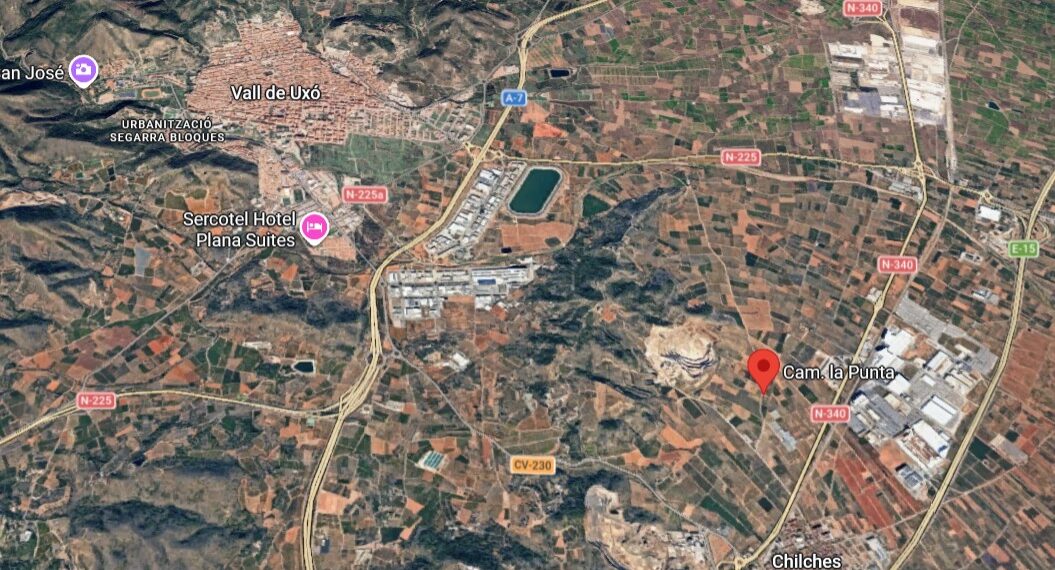 Despliegue terrestre y aéreo para sofocar un incendio de vegetación en La Vall d'Uxó 1 Despliegue terrestre y aéreo para sofocar un incendio de vegetación en La Vall d'Uxó