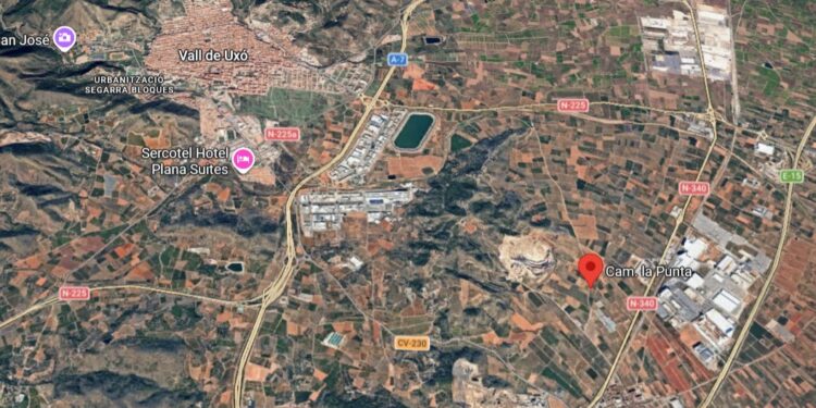 Despliegue terrestre y aéreo para sofocar un incendio de vegetación en La Vall d'Uxó