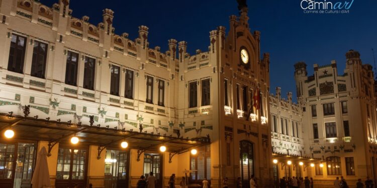 Misterio, historia y belleza bajo la luna: las dos rutas nocturnas de CaminArt para redescubrir Valencia este fin de semana 1 Misterio, historia y belleza bajo la luna: las dos rutas nocturnas de CaminArt para redescubrir Valencia este fin de semana