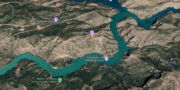 Un incendio forestal junto al Castillo de Chirel moviliza a los servicios de emergencia en Cortes de Pallás