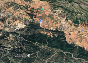 Un camión arde en la A-3 a la altura de Requena y moviliza a los servicios de emergencia