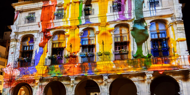 Castelló celebra su historia con luz y sonido en la fachada del Ayuntamiento 1 Castelló celebra su historia con luz y sonido en la fachada del Ayuntamiento
